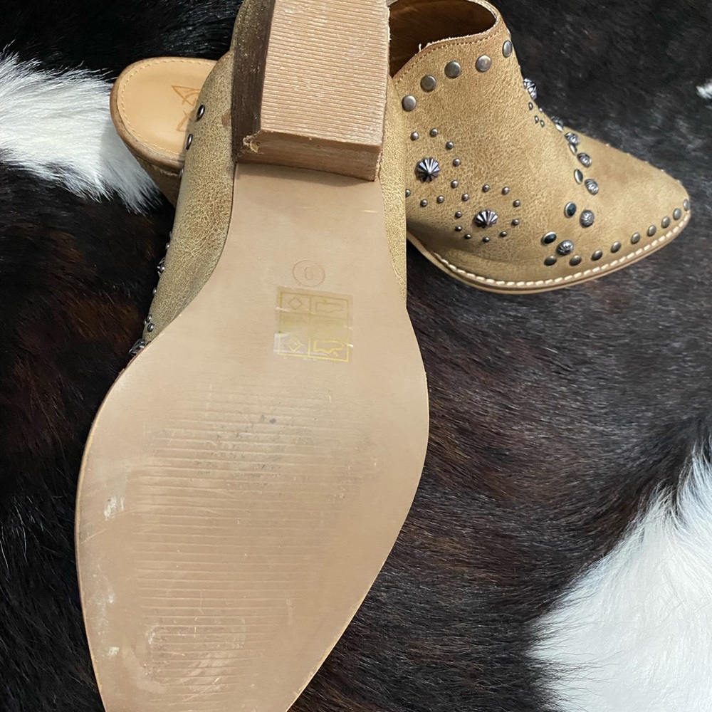 Size 9 mules. Boutique brand - Picture 2 of 2